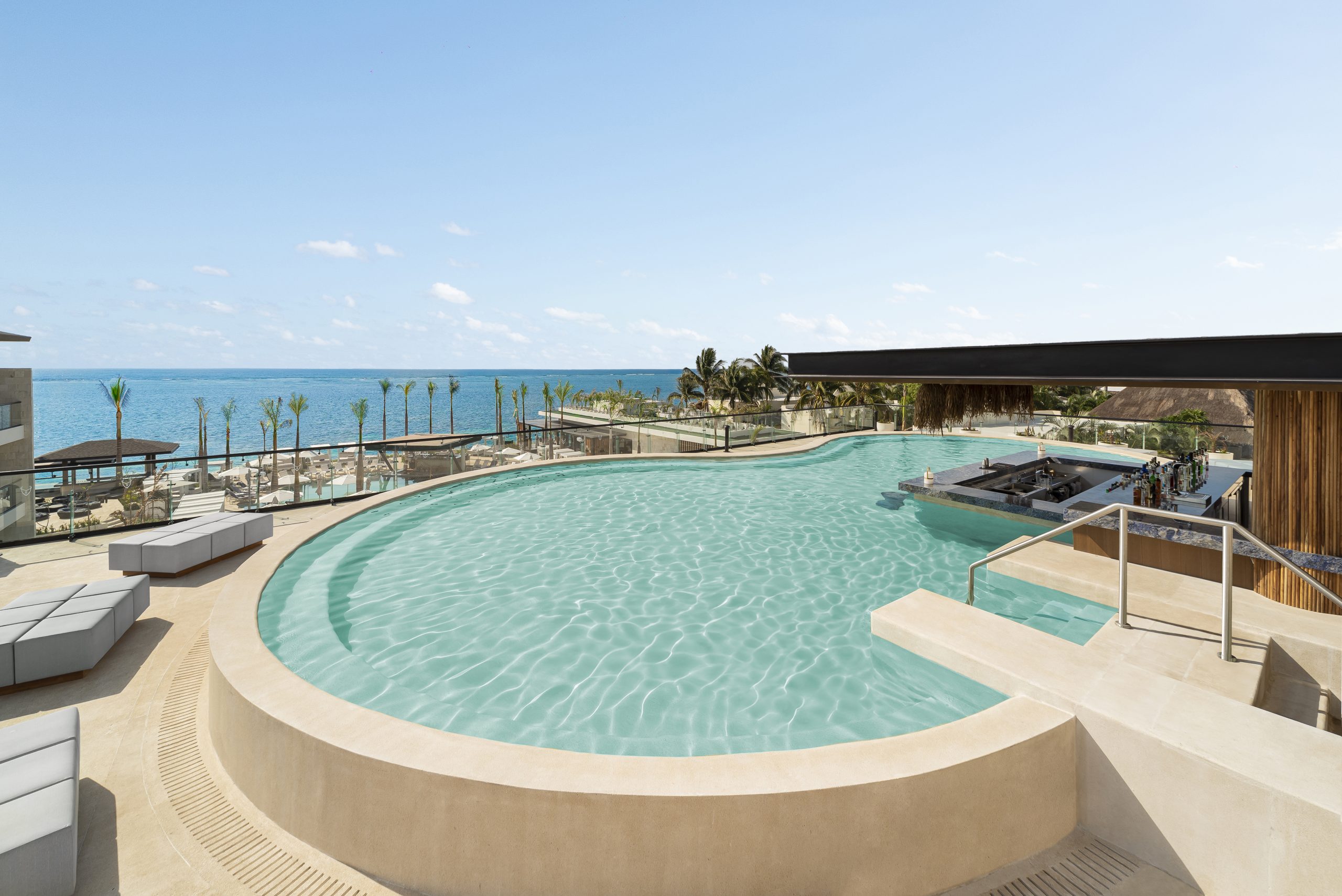 Jacuzzi lounge & bar 3